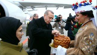 Erdoğan'a Belarus'ta özel karşılama: Tuz ve ekmek yedi