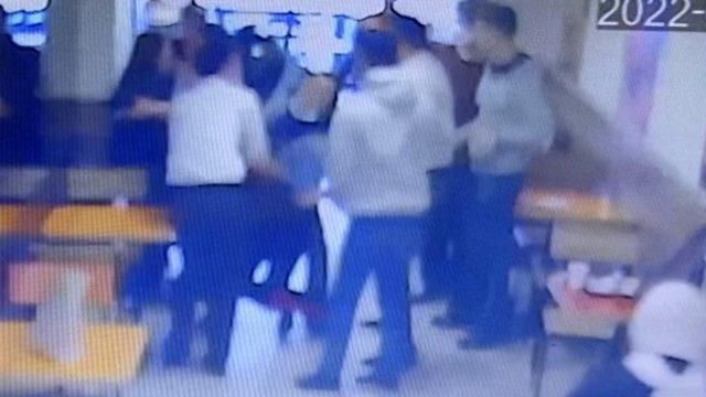 Fatih'teki restoranda kabus dolu anlar! Boğazına yemek kaçan kadını böyle kurtardılar