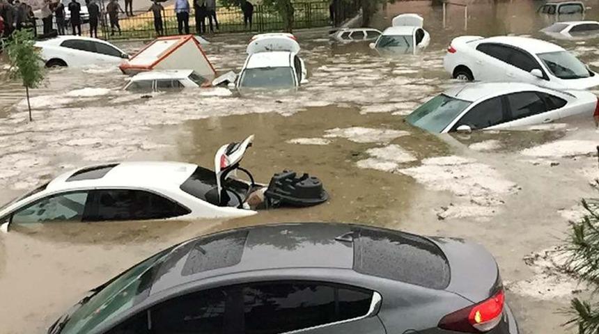 O ili sağanak vurdu! Onlarca araç sular altında kaldı... "Meteoroloji 'kuvvetli' diyordu ama kuvvetliden çok şiddetli bir yağış oldu"