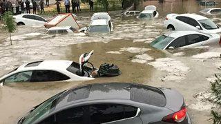 O ili sağanak vurdu! Onlarca araç sular altında kaldı... Meteoroloji 'kuvvetli' diyordu ama kuvvetliden çok şiddetli bir yağış oldu
