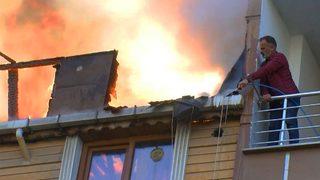 Korkutan yangında ilginç anlar! Alev alev yanan çatıya bakın nasıl müdahale etti
