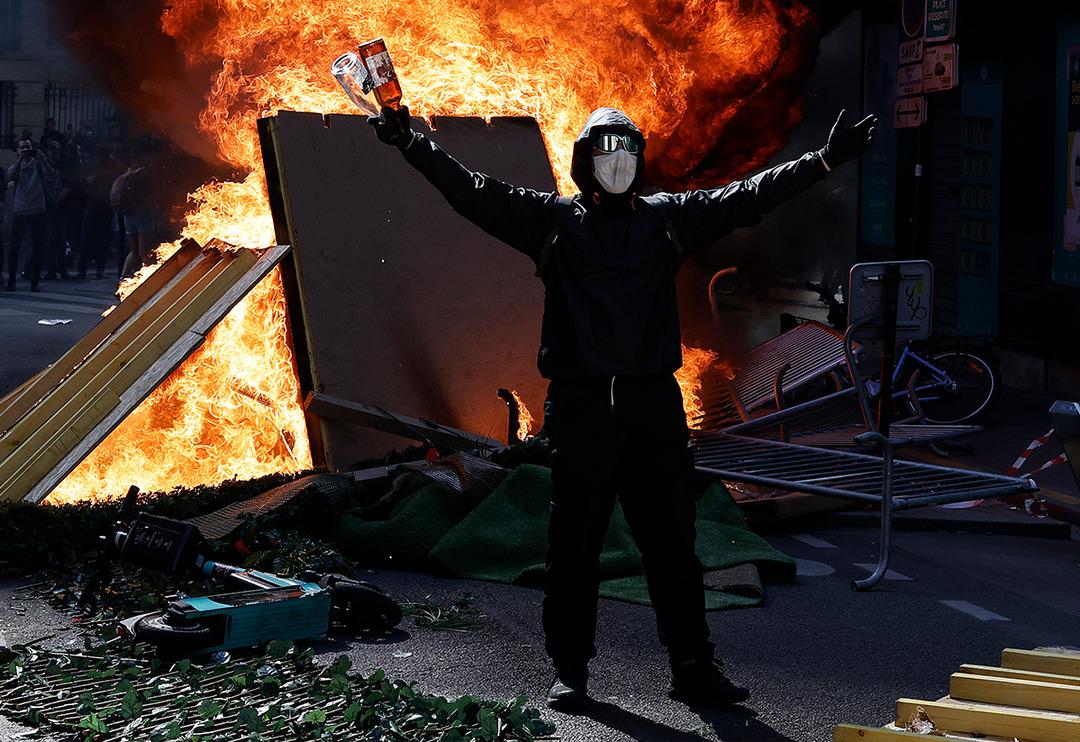 Fransa'da olaylı 1 Mayıs kutlaması: &Ccedil;ok sayıda sivil g&ouml;zaltında, yaralı polisler var