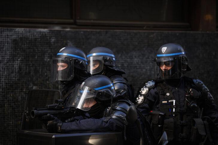 Fransa'da olaylı 1 Mayıs kutlaması: Çok sayıda sivil gözaltında, yaralı polisler var G3