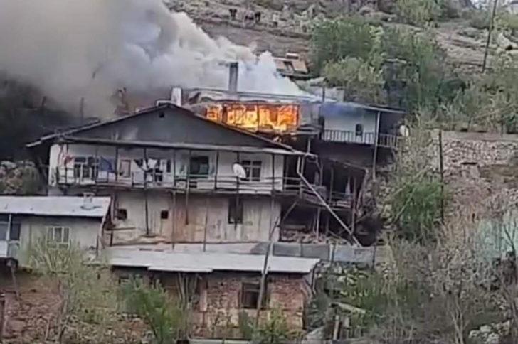 Yangın çıkan ev çöktü! Anne ve oğlu kayboldu