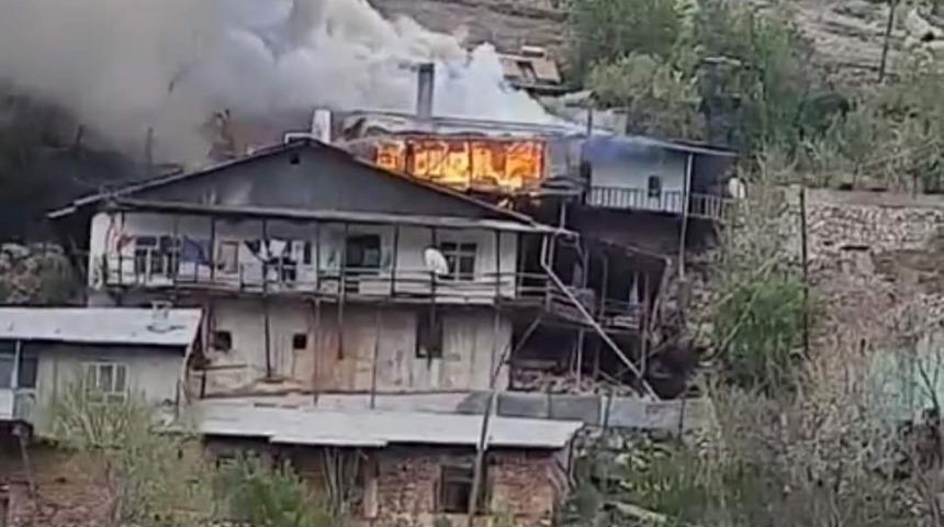 Yangın çıkan ev çöktü! Anne ve oğlu kayboldu