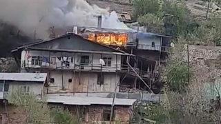 Yangın çıkan ev çöktü! Anne ve oğlu kayboldu