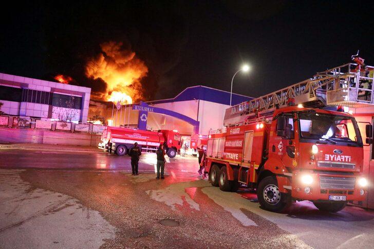 Son Dakika: Gaziantep'te fabrikada korkunç yangın! Patlama sesleri duyuldu... Çok sayıda ekip sevk edildi G4