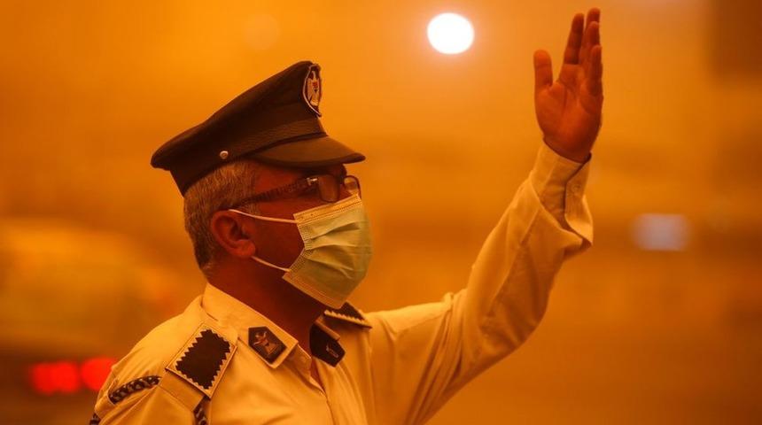 Kum fırtınası: Irak'ta gökyüzü turuncuya boyandı, yüzlerce kişi hastaneye kaldırıldı