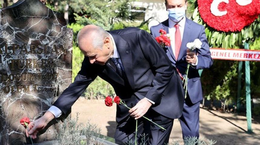MHP lideri Bahçeli, Alparslan Türkeş'in kabrini ziyaret etti
