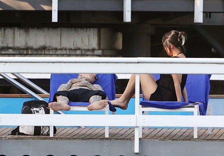 Kourtney Kardashian nişanlısı Travis Barker ile İtalya sahillerinde aşka geldi G4