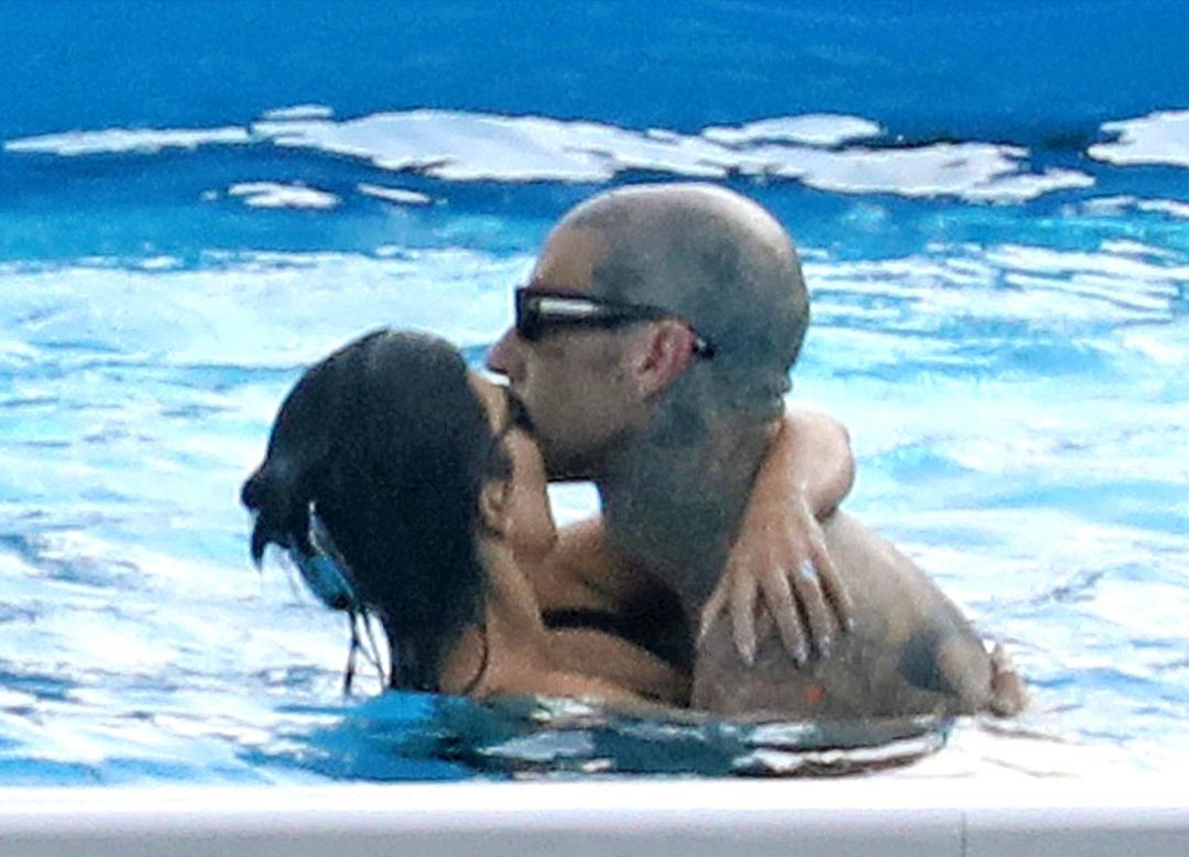 Kourtney Kardashian nişanlısı Travis Barker ile İtalya sahillerinde aşka geldi