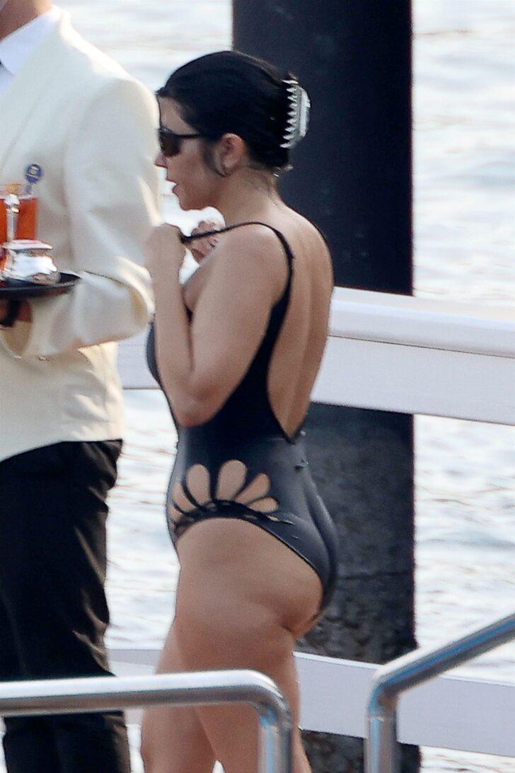 Kourtney Kardashian nişanlısı Travis Barker ile İtalya sahillerinde aşka geldi G2