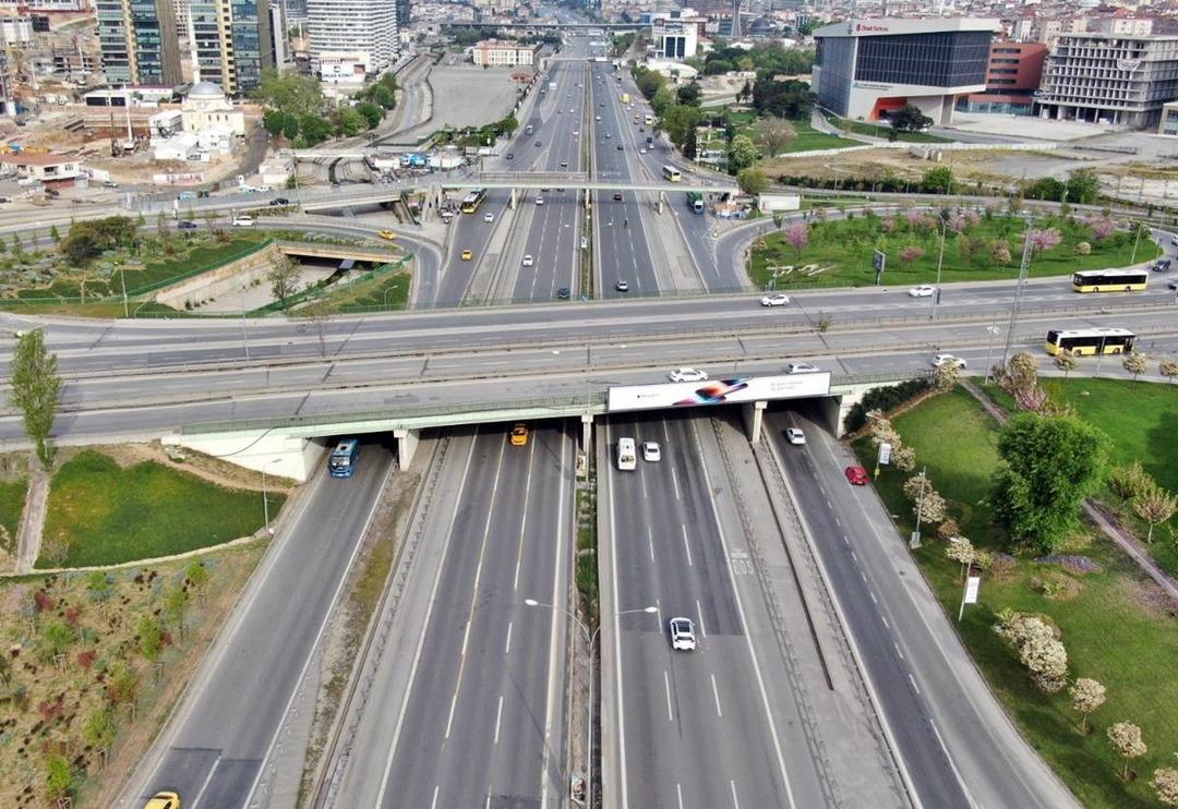 İstanbul 'keşke hep b&ouml;yle olsa' dedirtti! Trafik yoğunluğu tam y&uuml;zde 1 olarak &ouml;l&ccedil;&uuml;ld&uuml;