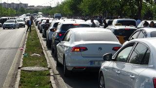 Araç kuyruğu metrelerce uzadı! Binlerce vatandaş bayram sabahı oraya akın etti