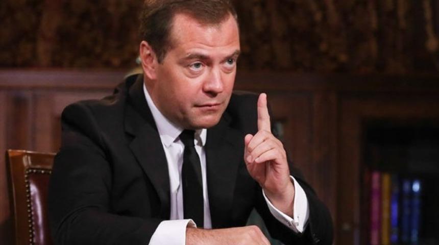 Medvedev, T&uuml;rkiye'ye charter seferlerinin başlaması i&ccedil;in bir hafta verdi