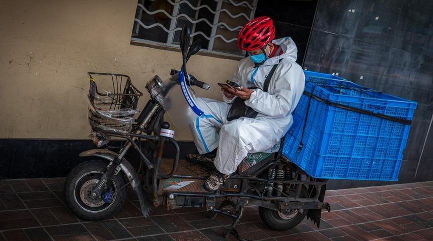 Şanghay'daki kapanma: Evsiz kalan teslimat çalışanlarının zorlu yaşamı