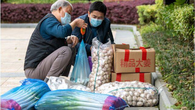 Birçok Şanghaylı, toptan gıda alışverişi yapıp, aralarında paylaşıyor.