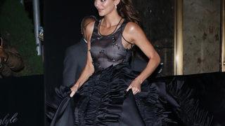 Met Gala'da transparan elbisesiyle dikkat çeken Kendall Jenner siyah kuğuya benzetildi
