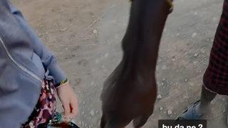 YouTuber Nurgül Türk'e Afrika'da taciz! Kaç kız kaç! Anlamadım ne yaptığını