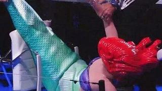Deniz kızı kostümü giyen Katy Perry canlı yayında düştü