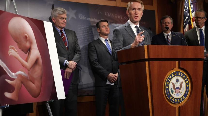 ABD'de kürtajı ulusal olarak yasallaştıran 1973 kararı kadınlara hangi hakları tanıyordu?