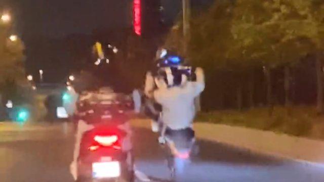 Şişli'de motosikletli canını hiçe saydı! Tek tekerlek şovu kamerada