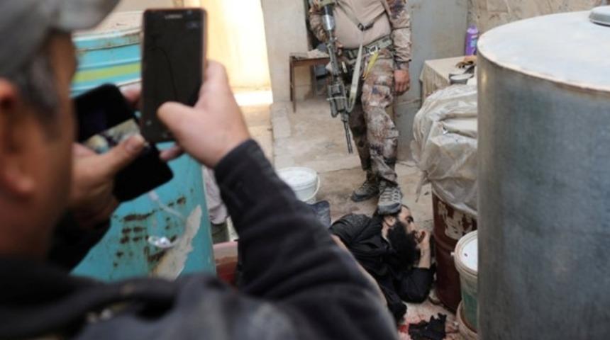 IŞİD'linin başına basarak poz verdi