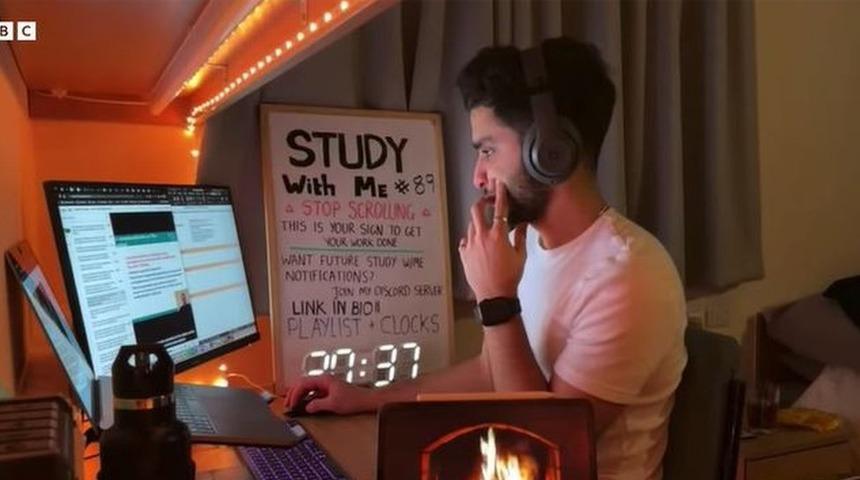 TikTok'ta 469 bin kişi neden ders &ccedil;alışan bir &ouml;ğrenciyi izliyor?