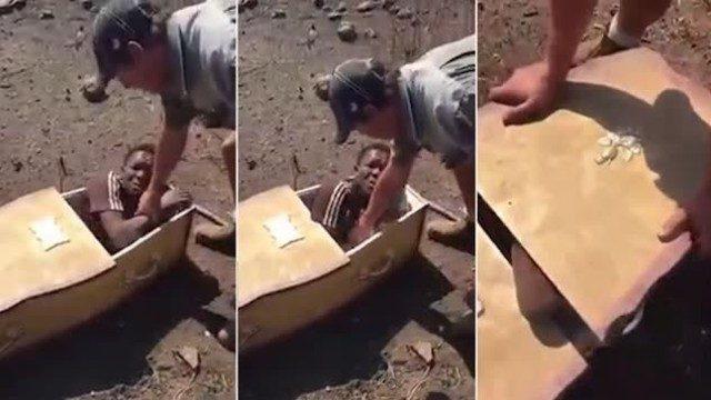 Siyahi genci tabuta sokup işkence yaptılar