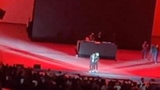 Dave Chappelle sahnede silahlı kişi tarafından saldırıya uğradı