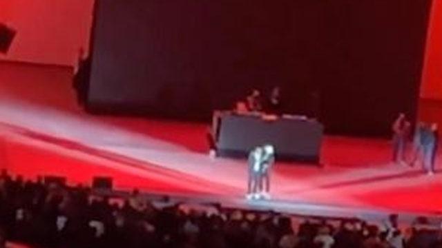 Dave Chappelle sahnede silahlı kişi tarafından saldırıya uğradı