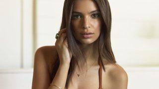 Emily Ratajkowski derin göğüs dekolteli pozlarıyla sosyal medyayı salladı