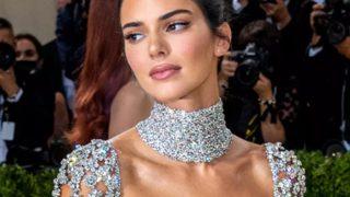 Çıplak pozu olay olmuştu! Kendall Jenner dekoltesiyle beğeni butonunu çökertti