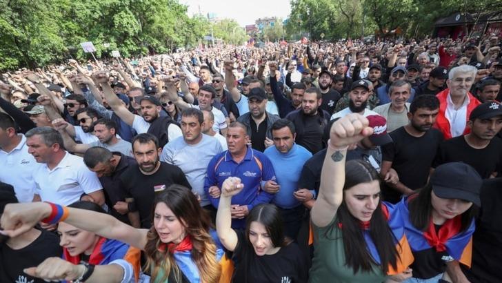 Protestocular Ermenistan Başbakanı'nın İstifasını İstedi