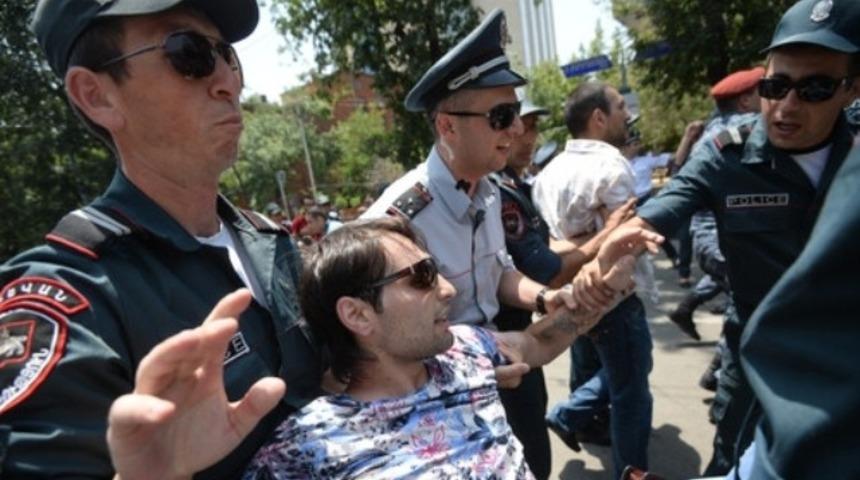 Ermenistan'da silahlı bir grup polis karakolunu bastı