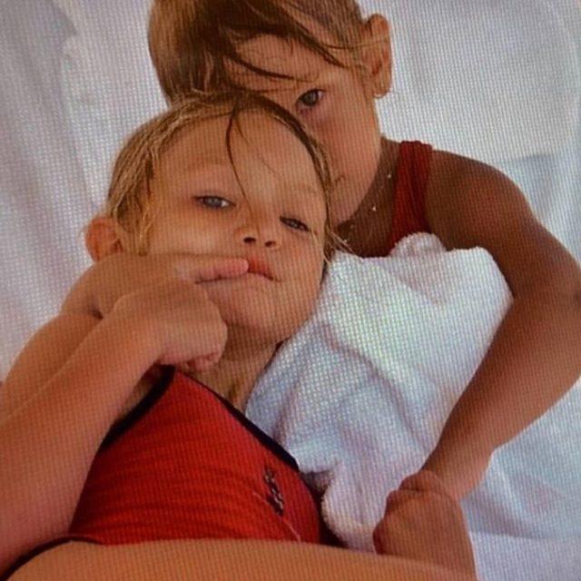 Gigi Hadid'in kardeşi Bella Hadid derin göğüs dekoltesiyle Instagram'ı salladı
