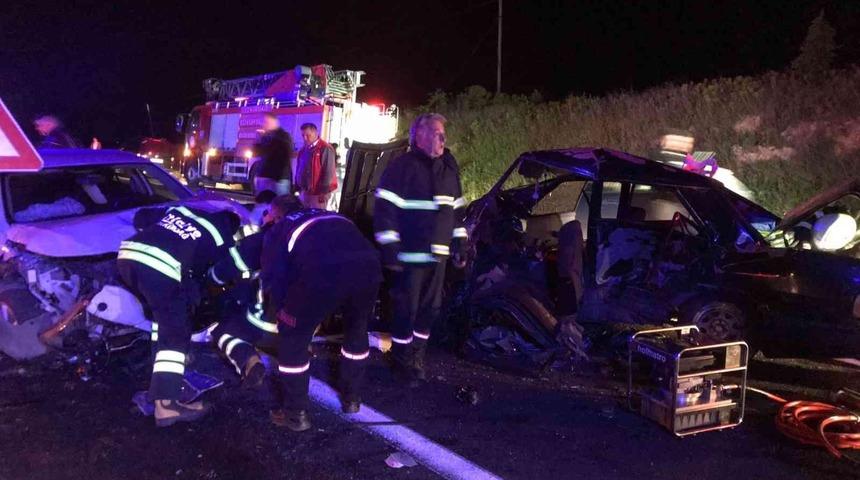 2 otomobil kafa kafaya &ccedil;arpıştı, s&uuml;r&uuml;c&uuml; ara&ccedil;tan fırladı! 2'si ağır 3 yaralı