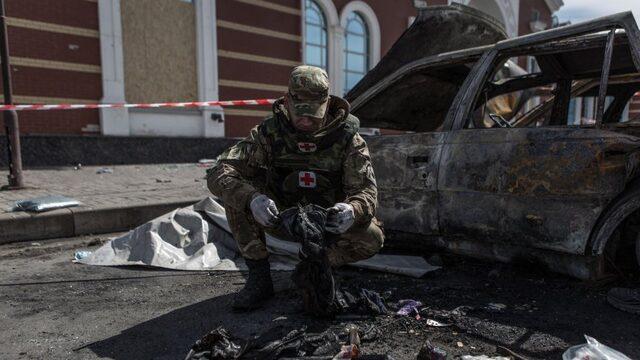 Nisan ayında Kramatorsk'ta Rus bombardımanından kaçan Ukraynalıların üzerine düşen roket 57 kişinin ölümüne yol açtı