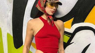 Dua Lipa arkadaşına göğüslerini elletti! Bunu yapmak istiyorum