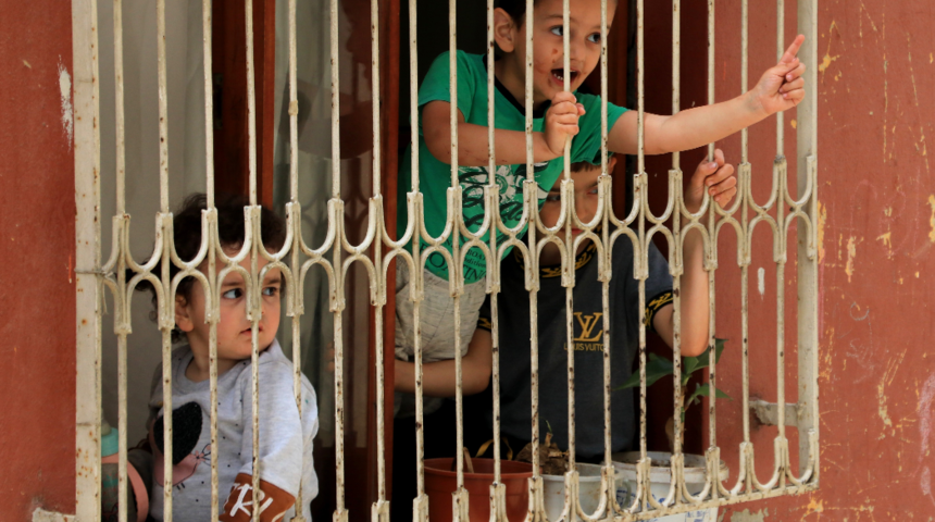 Adana'da kahreden manzara! Çocukları eve kilitleyip cezaevine gitti... Çocukların yardım çığlığına mahalleli dayanamadı