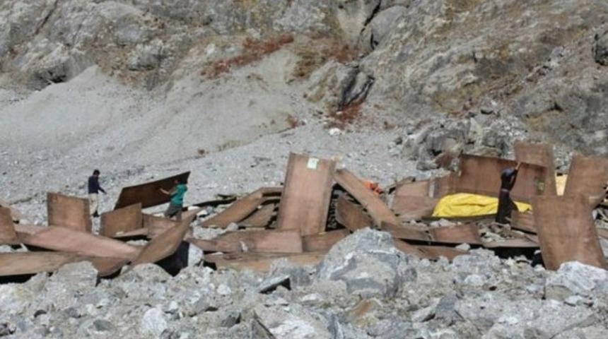 Endonezya'da şiddetli deprem