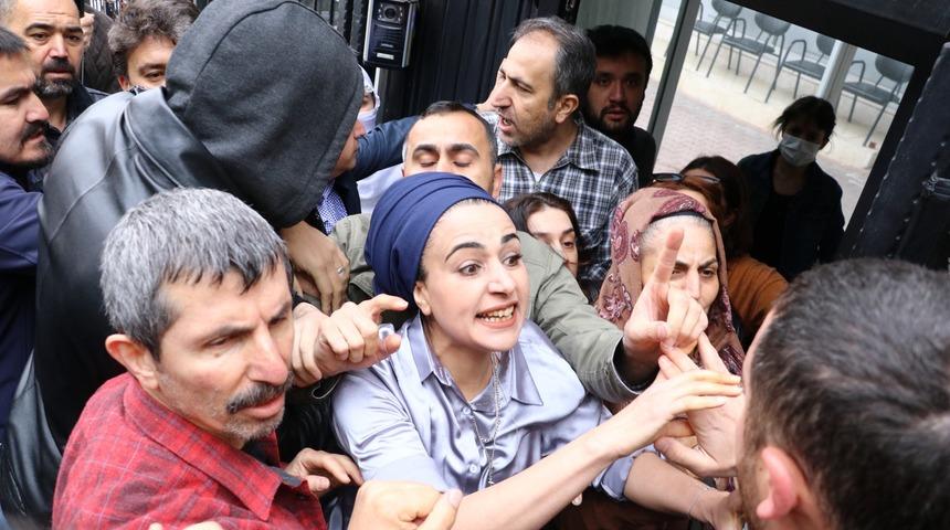 Son dakika: HDP binası önünde gerginlik! Arbede yaşandı... Gözaltılar var