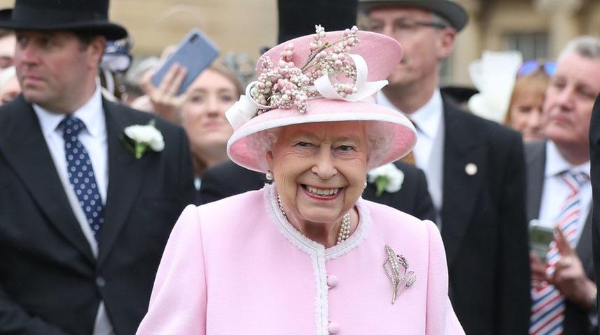Krali&ccedil;e Elizabeth bu yaz kraliyet bah&ccedil;elerinde verilen davetlere katılmayacak
