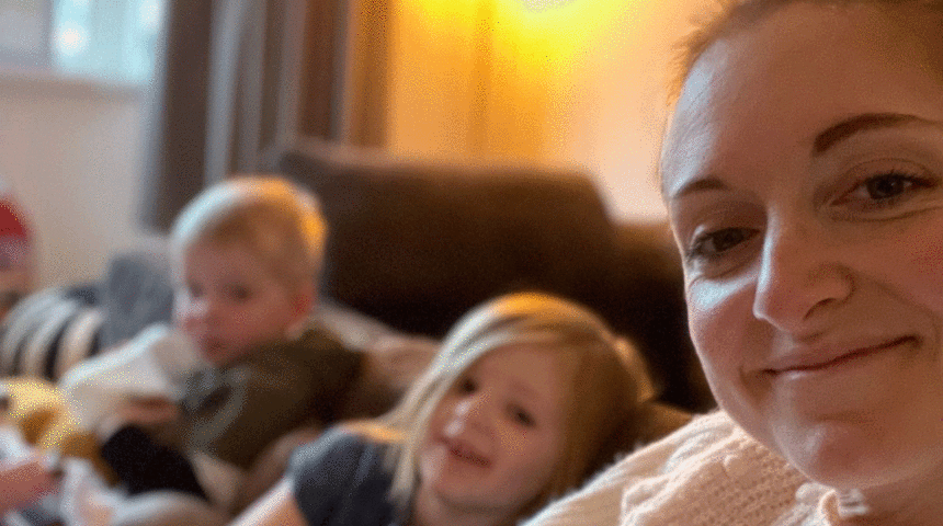 Yürümeye yeni başlayan çocuklarına seks eğitimi veriyor! ''Genç olana kadar beklememelisiniz''