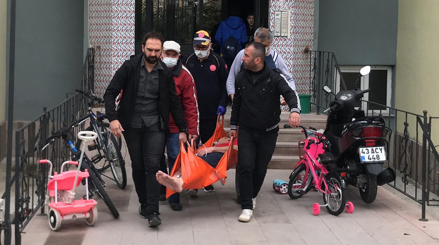 Komşular kokudan şüphelenince içeri girdi! Aile, yarı baygın halde bulundu