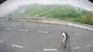 Takdir toplayan hareket! Otobüsü durdurup yoldaki Türk bayrağını aldı