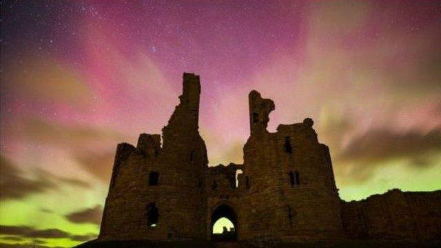 Kuzey Işıkları İngiltere'yi rengarenk boyadı