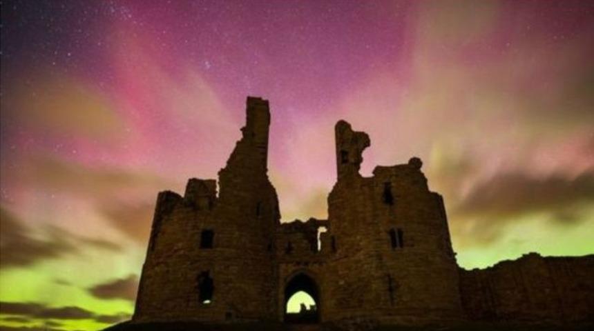 Kuzey Işıkları İngiltere'yi rengarenk boyadı