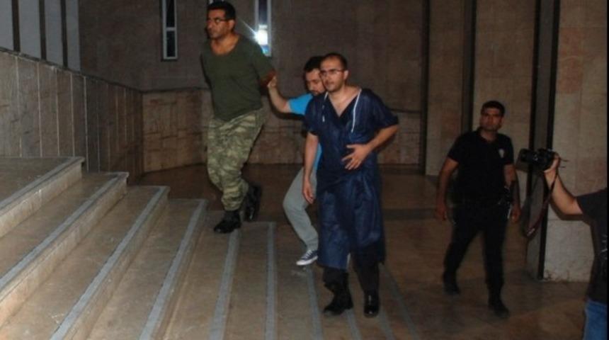 Darbeci asker ameliyat önlüğüyle cezaevine geldi