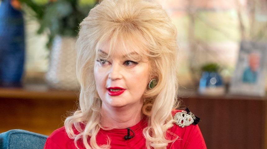 Televizyon yıldızı Lauren Harries, kendisini yaşıyla eleştirenlere meydan okudu! Çırılçıplak canlı yayını bastı